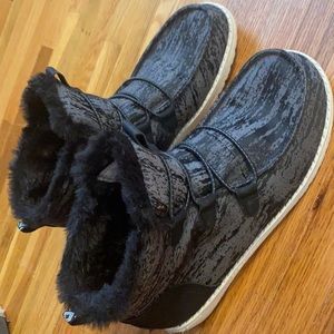 Size 7 Lea Fur Black Hey Dude shoes